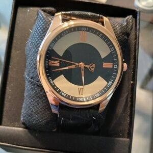 New  women's or mens watch brown leather band new battery tested & functional